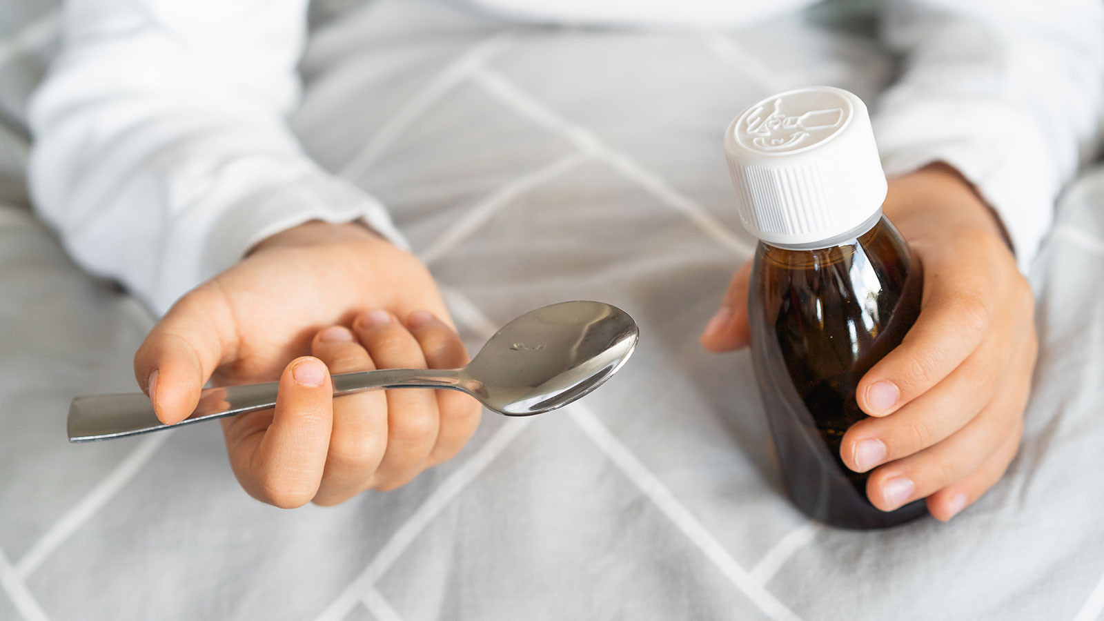 Öksürük şurubu içen 11 çocuk öldü, reçeteleri yazan doktor gözaltına alındı! Öksürük şurubu içen 11 çocuk öldü, reçeteleri yazan doktor gözaltına alındı!