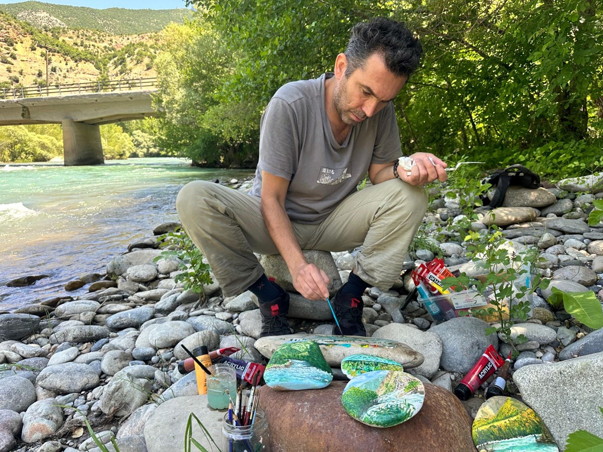 Munzur Vadisi’nden topladığı taşları sanat eserine dönüştürüyor Munzur Vadisi’nden topladığı taşları sanat eserine dönüştürüyor