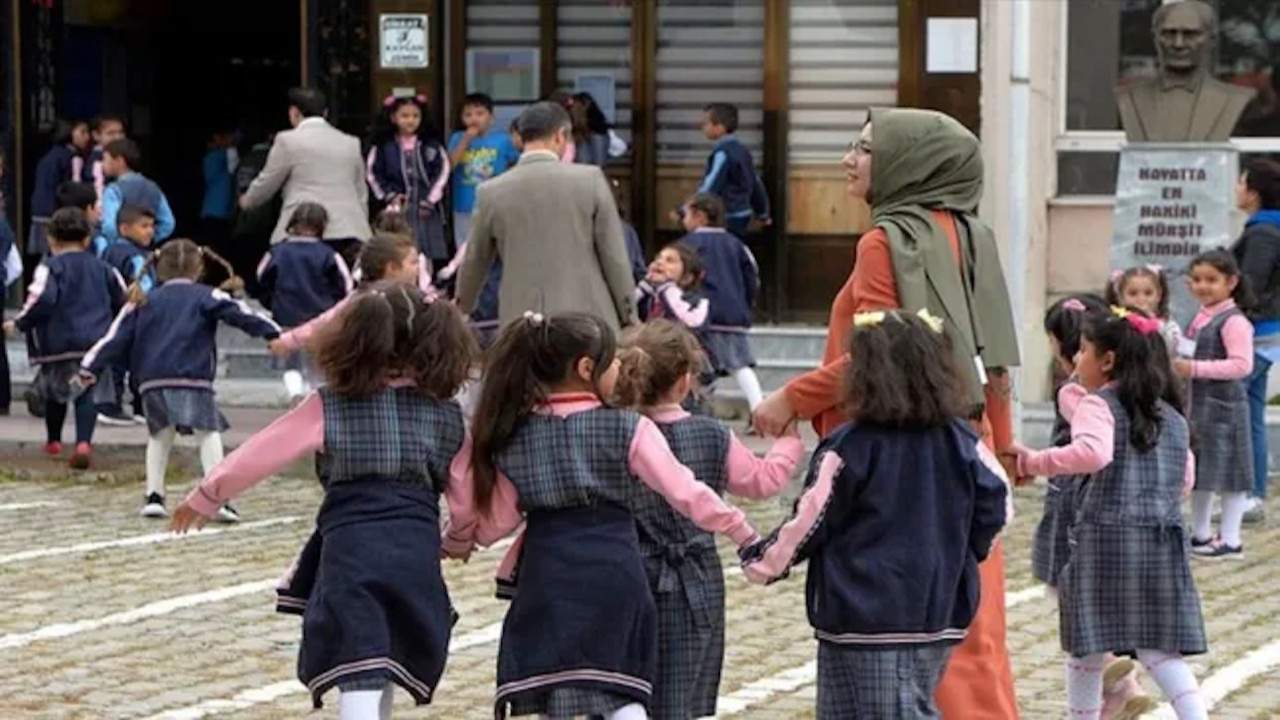 Sağanak ve fırtına uyarısı sonrası İstanbul’da okullar 16.00’dan itibaren tatil