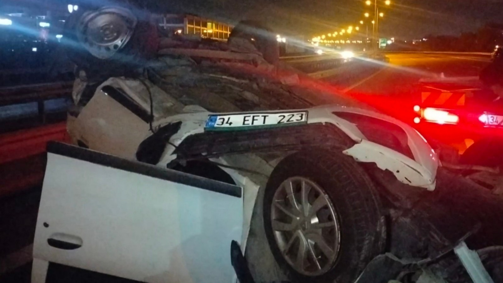 Sancaktepe’de bir otomobilin arkadan çarptığı araç takla attı: 4 yaralı Sancaktepe’de bir otomobilin arkadan çarptığı araç takla attı: 4 yaralı