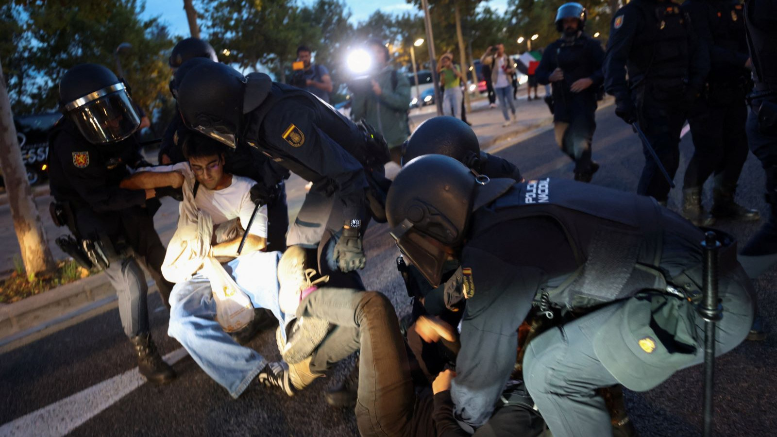 Seyircisiz oynanan Valencia-Hapoel maçına girmek için polisle çatıştılar: Gözaltılar var