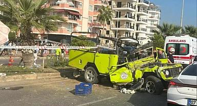 Tur minibüsü refüje çıktı! Turistler savruldu Tur minibüsü refüje çıktı! Turistler savruldu