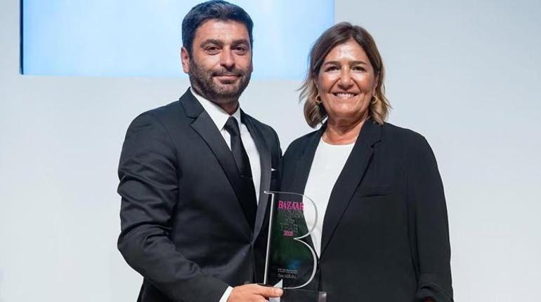 'Yılın erkeği' Uzak Şehir'den çıktı! Ozan Akbaba ödülünü aldı 'Yılın erkeği' Uzak Şehir'den çıktı! Ozan Akbaba ödülünü aldı