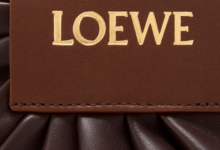 Loewe’nin Yeni Drape Ceketi ve Çantası Moda Dünyasında İlgi…