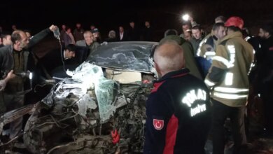 Tokat’ta TIR’a çarpan otomobil hurda haline geldi