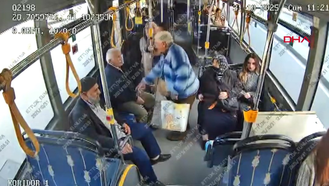 Arnavutköy’de İETT otobüsünde bıçaklı kavga: 1 ölü, 2 yaralı Arnavutköy’de İETT otobüsünde bıçaklı kavga: 1 ölü, 2 yaralı