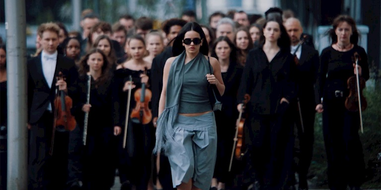 Rosalía “Berghain” Videosunda 2000’lerin Moda Arşivlerini Yeniden Yorumluyor Rosalía “Berghain” Videosunda 2000’lerin Moda Arşivlerini Yeniden Yorumluyor