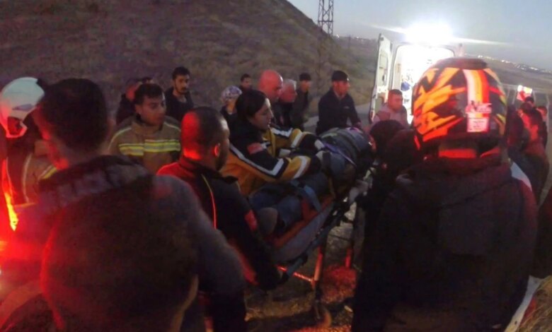 Diyarbakır’da otomobil şarampole yuvarlandı, yaralı Diyarbakır’da otomobil şarampole yuvarlandı, yaralı