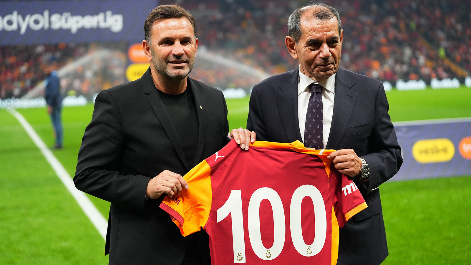 Galatasaray Teknik Direktörü Okan Buruk’a 100. galibiyet plaketi verildi Galatasaray Teknik Direktörü Okan Buruk’a 100. galibiyet plaketi verildi